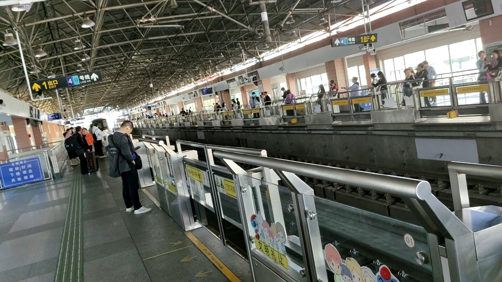 上海地铁3号线黑包公0334往上海南站方向宜山路站下行站台进站