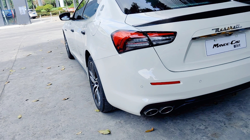 玛莎拉蒂吉博力改装尾灯,ghibli老改新款的led后尾灯,自带熏黑效果,对