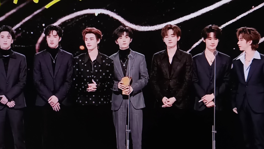 时代少年团在星光大赏演唱歌曲短