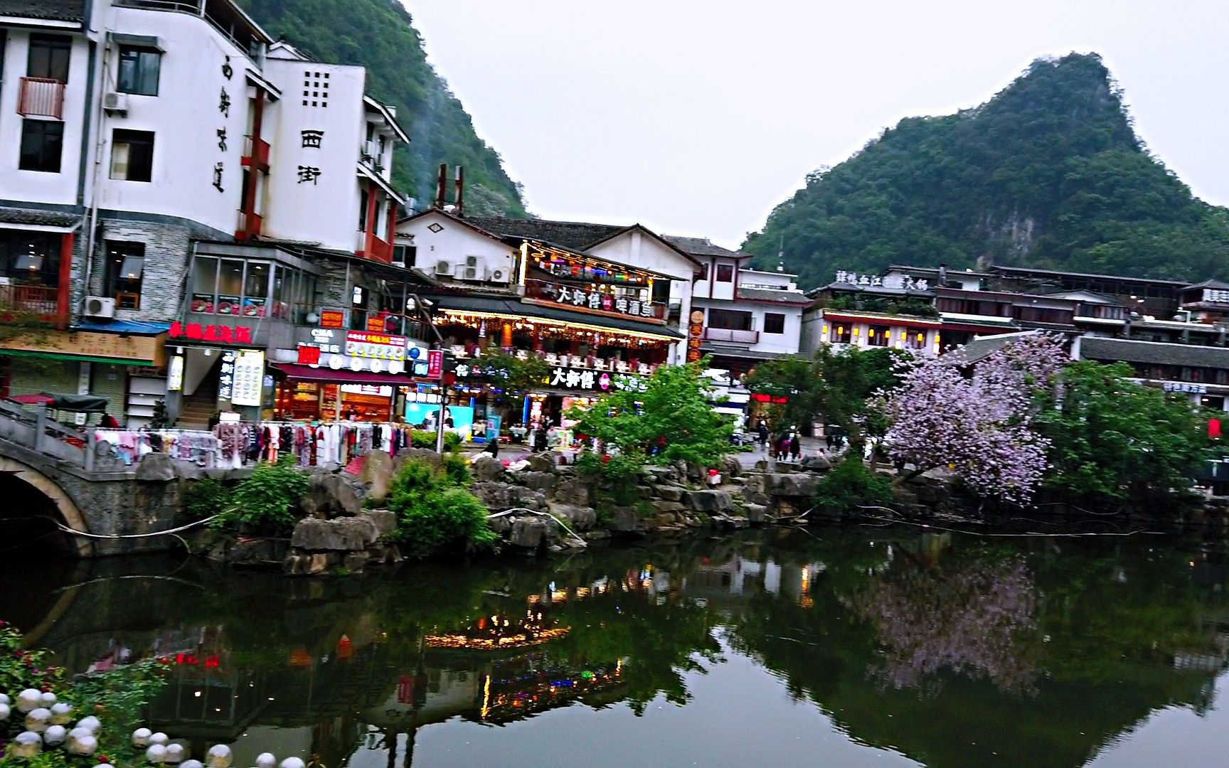 自驾来到桂林都说阳朔西街是个适合艳遇的地方小姐姐在哪里