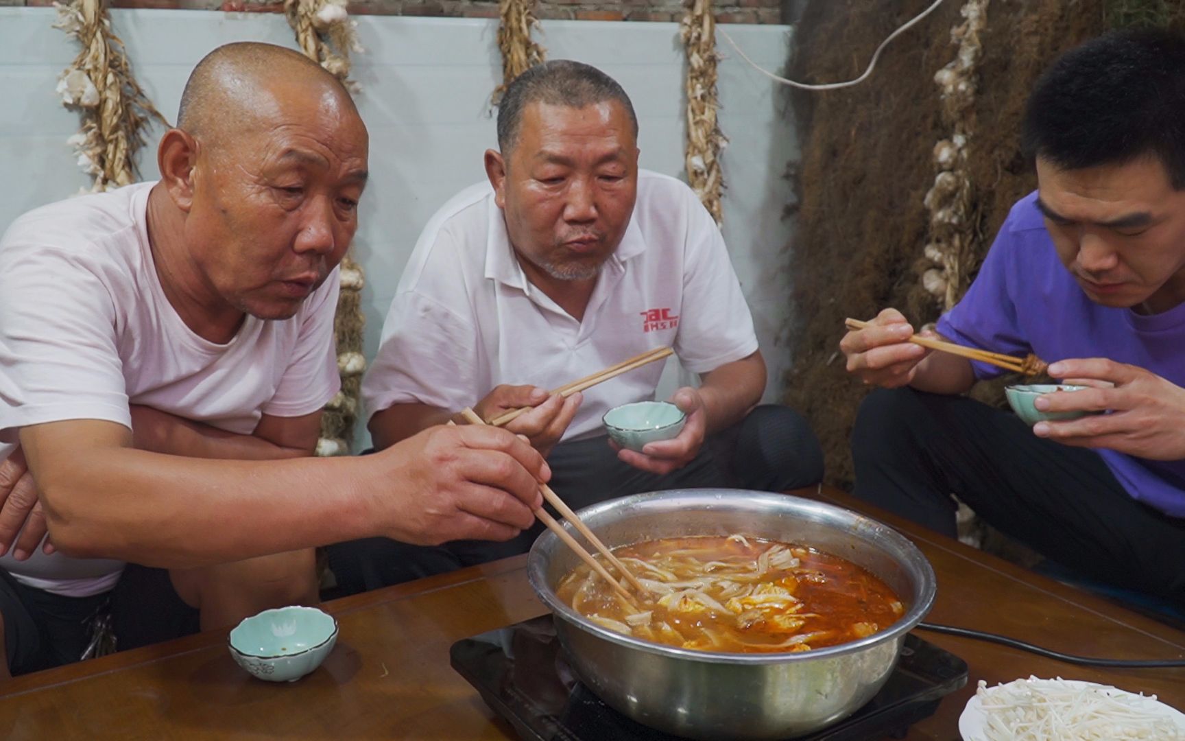 阿远今天做牛肉筋头巴脑,热腾腾配上萝卜,香味四溢,吃着过瘾哔哩哔哩bilibili