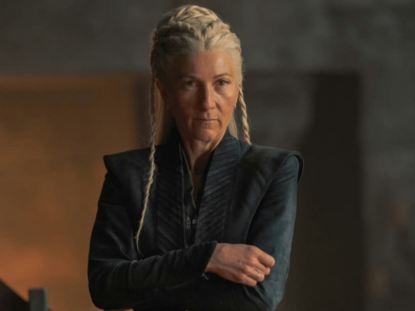 无冕女王 雷妮丝坦格利安 她保护年轻的女王 就像保护年轻的自己