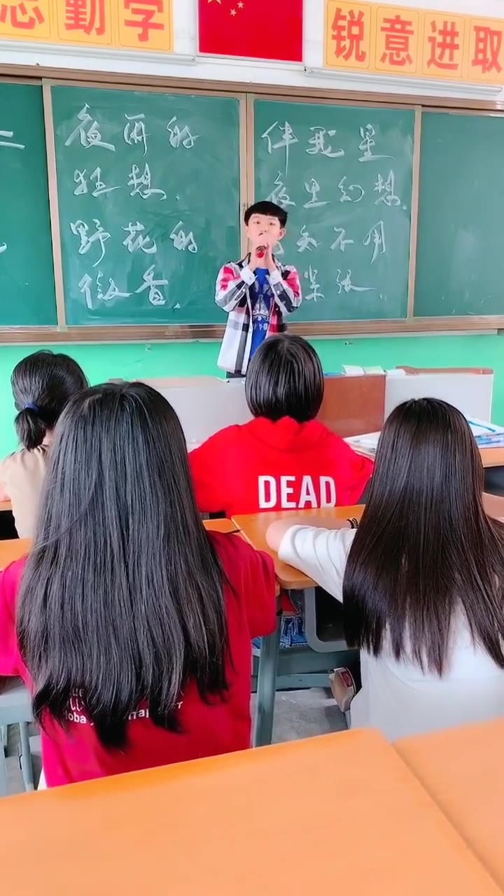 初中生教室粵語翻唱《最愛》 男孩子唱女聲超驚豔開口就跪