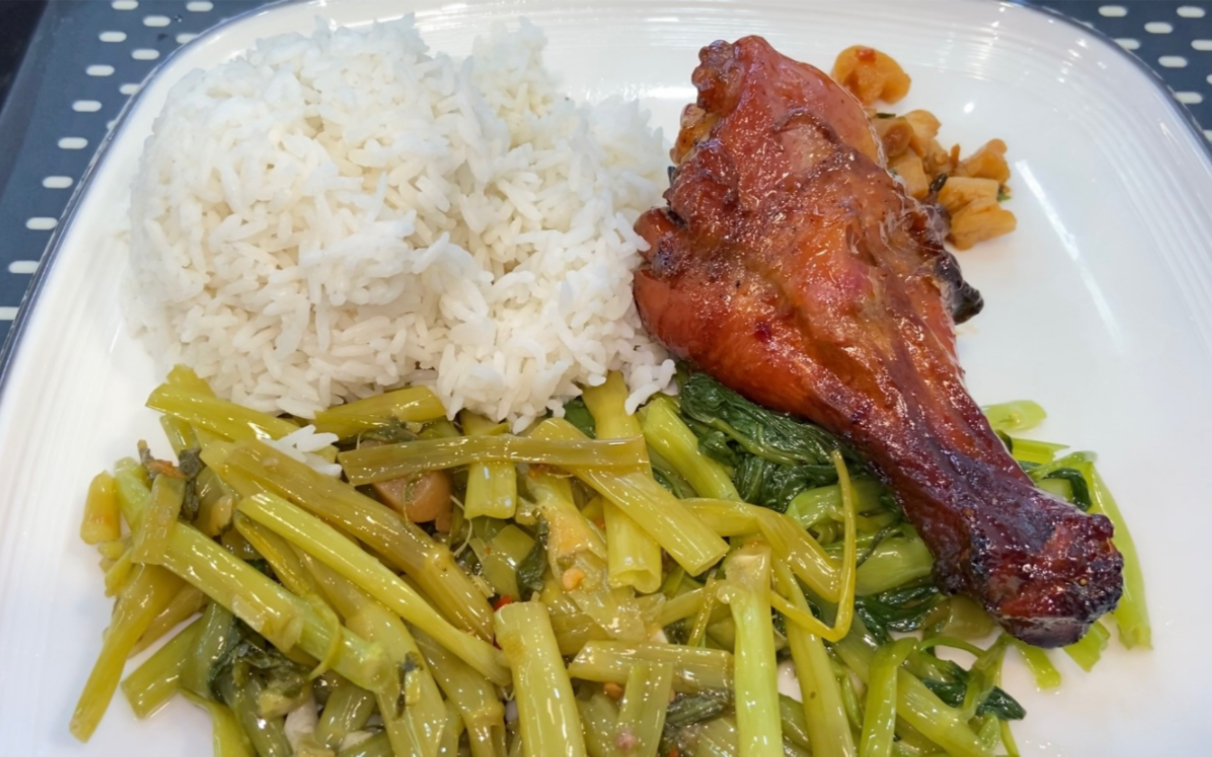 广西一家快餐店,10元一份鸡腿饭,好吃便宜,老板做生意实在