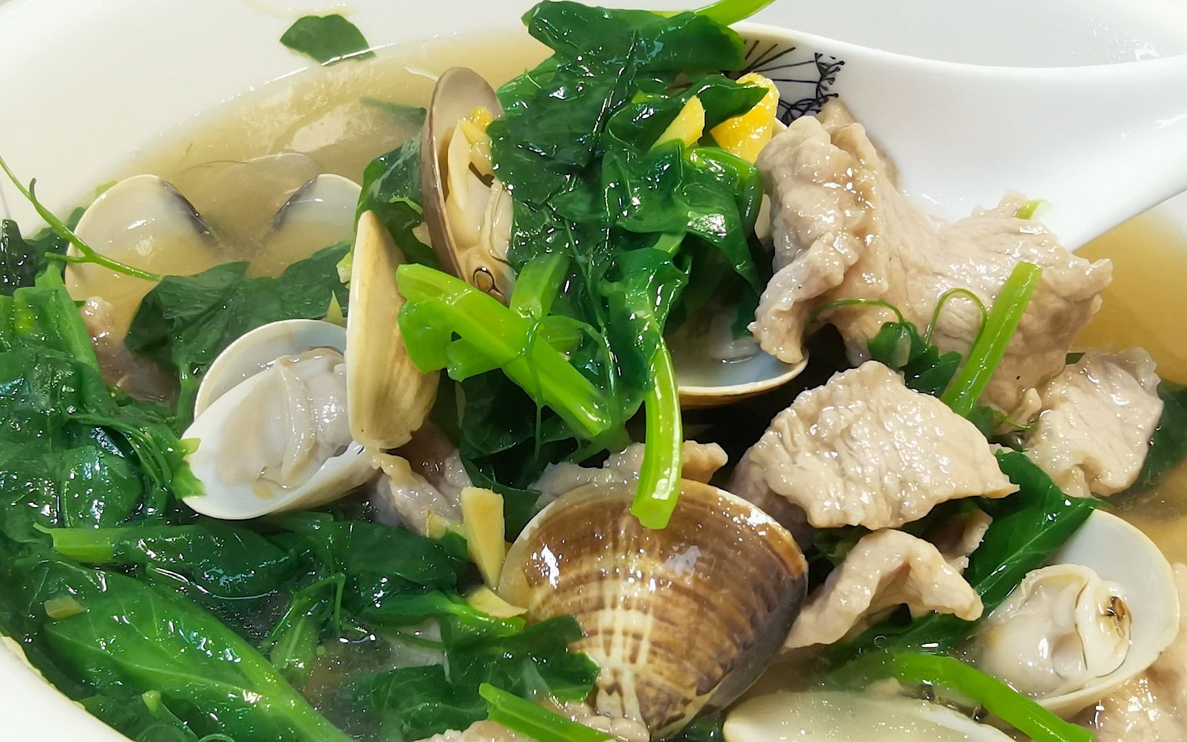 广东人真会吃,1块钱碗豆苗,贵妃蚌瘦肉汤一烫,汤鲜味美真好喝