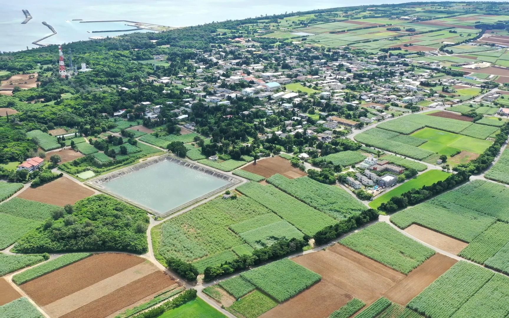 航拍多良间岛农田地和村庄