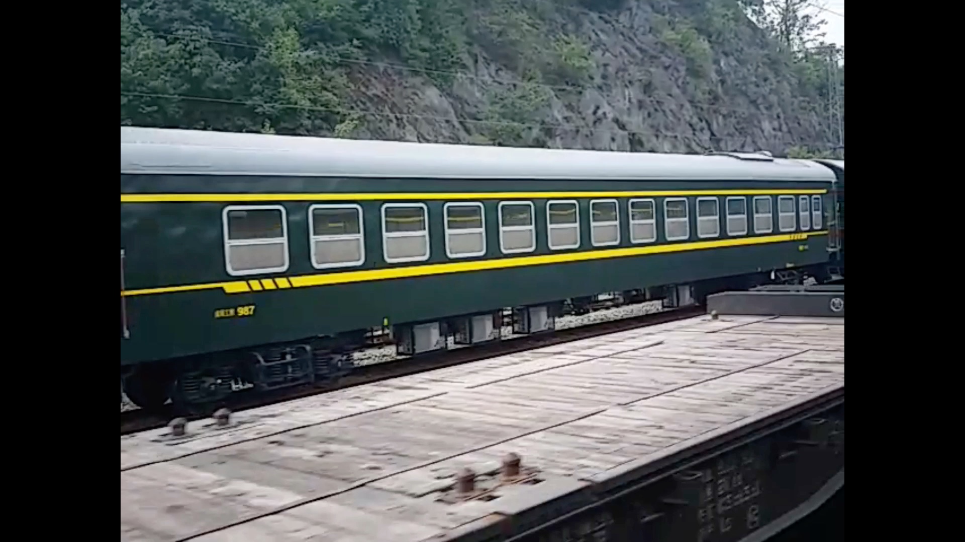 今天我在5611次上感受绿皮火车路上所见到的两款特殊的职工专用车辆