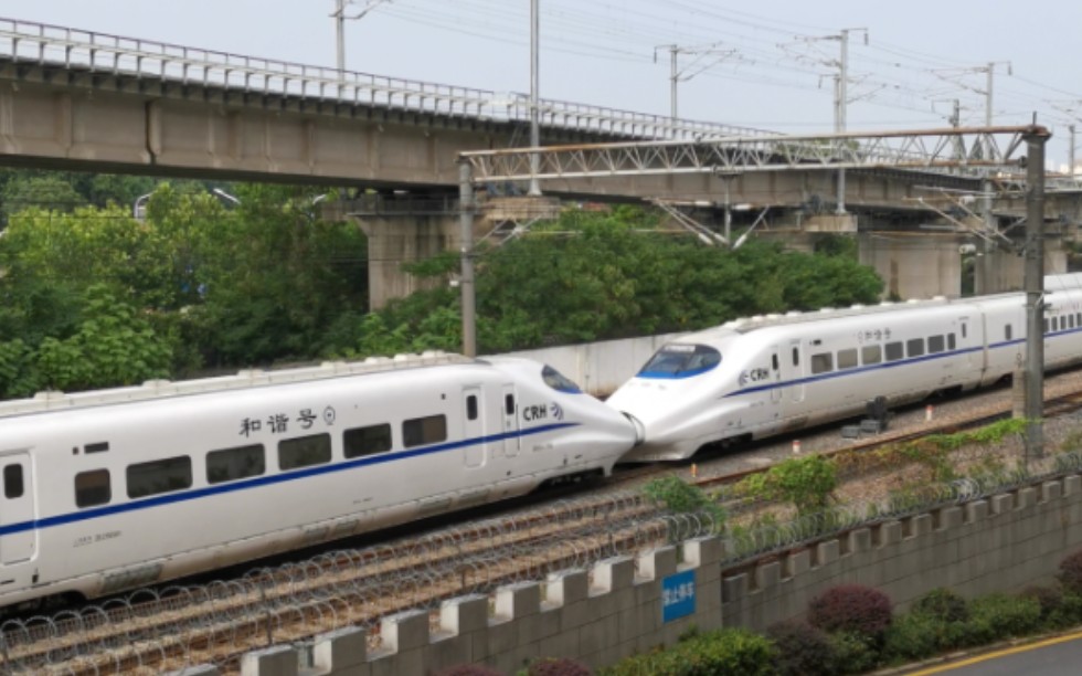 带鱼crh2a-2155与非统型crh2a-2165搭载国缘酒广告重联通过白宫大酒店