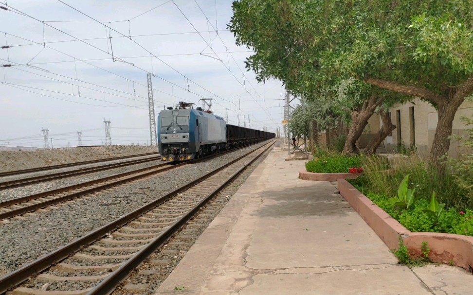 【嘉镜铁路】兰局嘉段hxd1c牵引酒钢自用k16三轴矿车通过嘉镜线桥西站