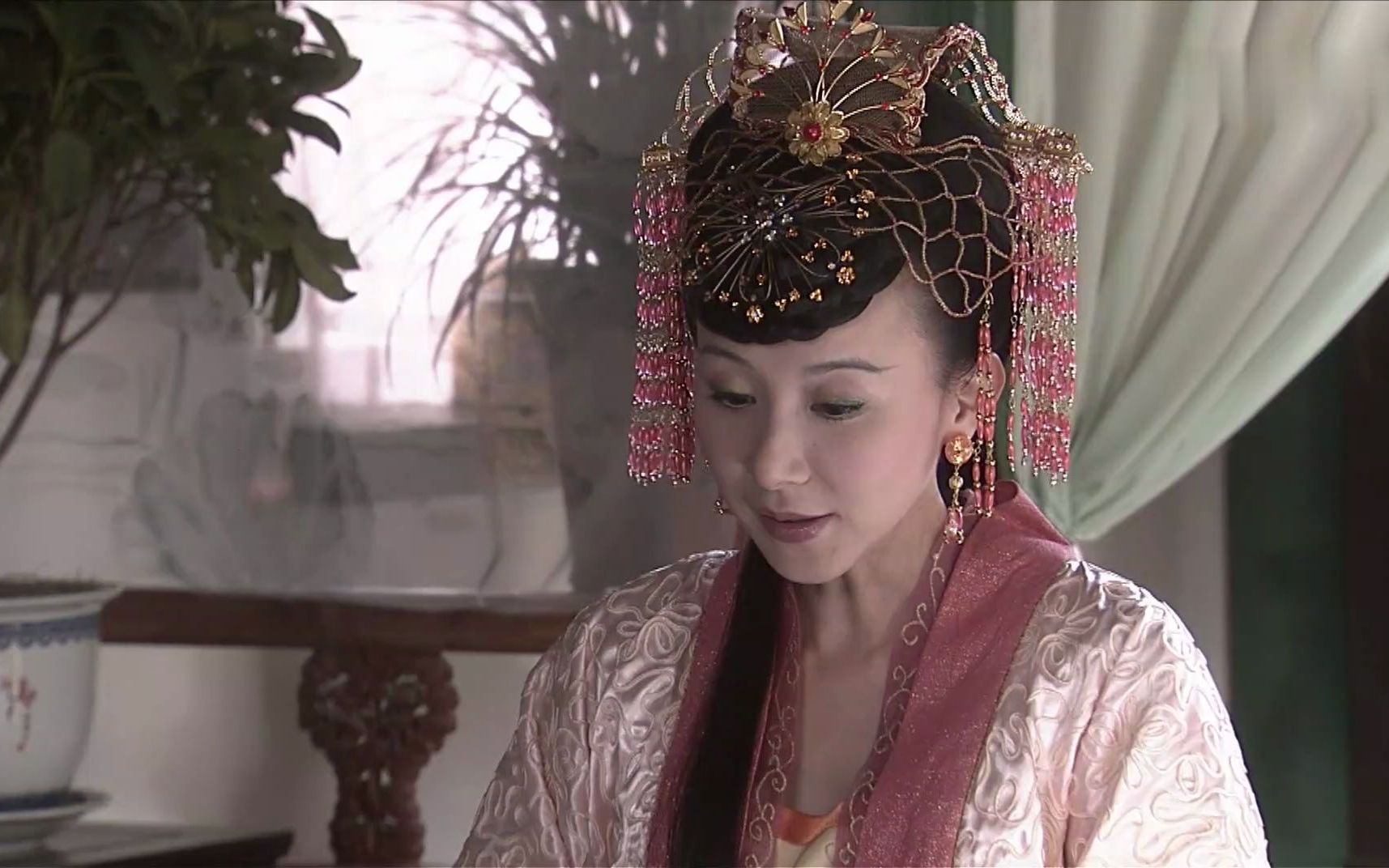 明宫谜案:皇帝与郑贵妃下棋,二人心思却在太子身上