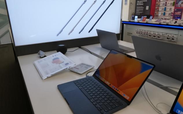 在电器店听店员介绍2022款Macbook Air(纯英语)哔哩哔哩bilibili