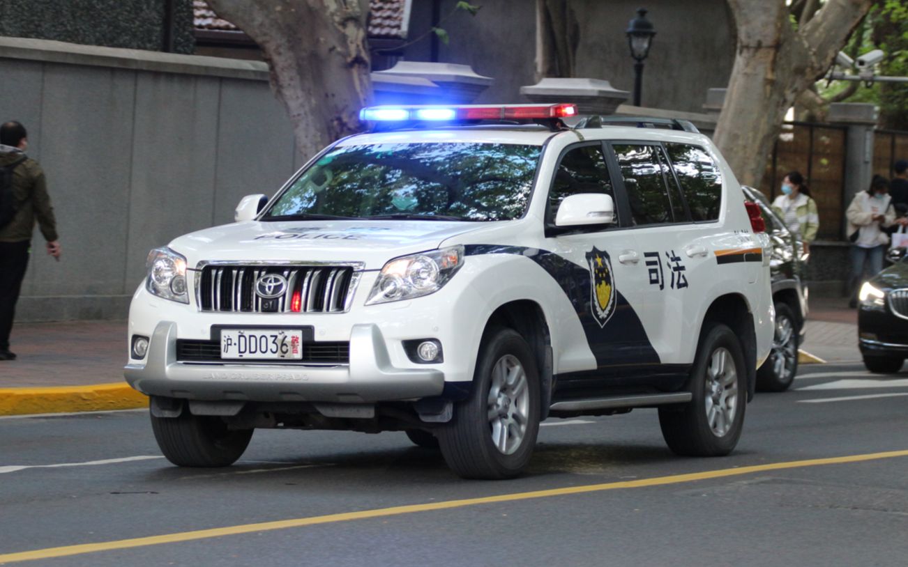 【上海司法】使用宏达顶灯的司法局爆闪普拉多