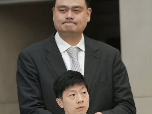 【马龙】最萌身高差?姚明的手办?你们想题目吧