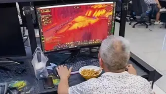 去网吧借用洗手间，看到近六十岁的大哥在魔兽世界地狱火半岛打怪升级