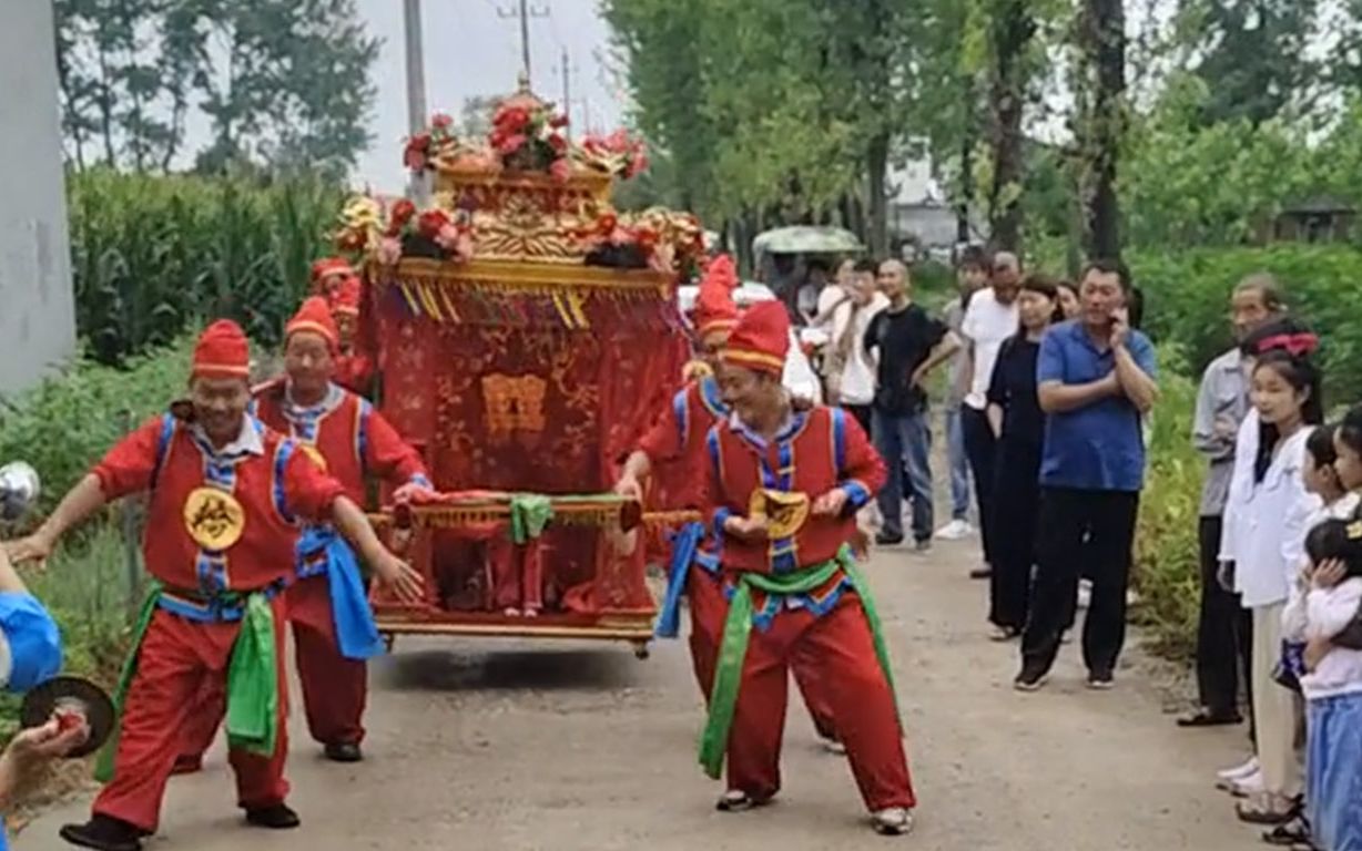 [图]新人结婚举行中式婚礼，轿夫们抬花轿颠轿，配上唢呐声气氛十足