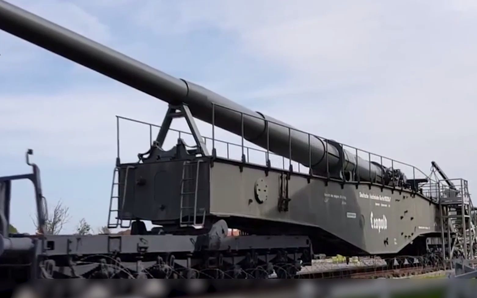 需要火车才能拉动的巨炮,人类历史上最大火炮,炮管有10层楼高_哔哩