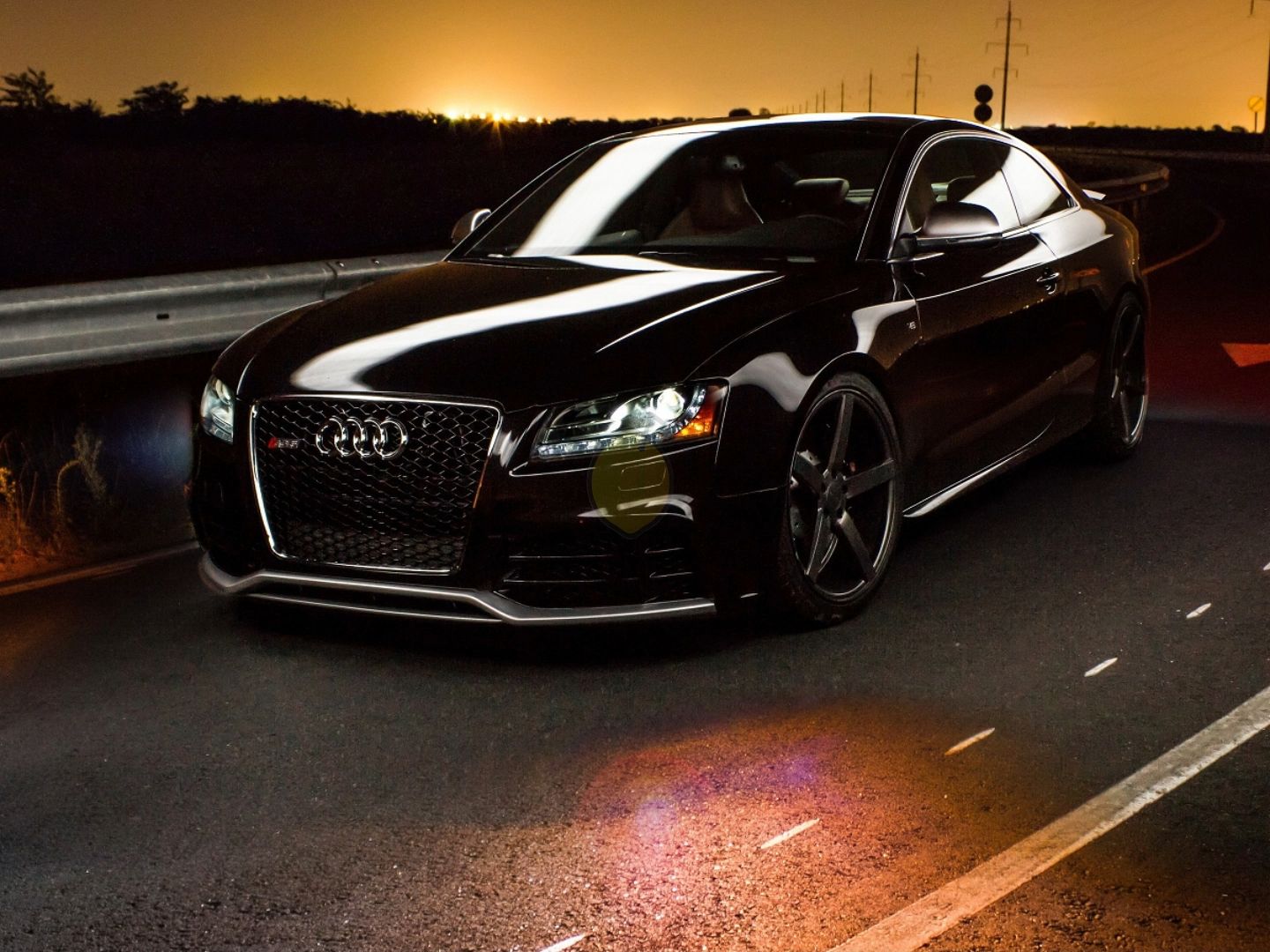 精选2000 款4k无水印跑车壁纸素材包,汽车发烧友创作必备