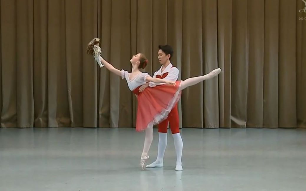 瓦岗诺娃芭蕾学院课堂演出 少儿双人舞angelina karamysheva, musa