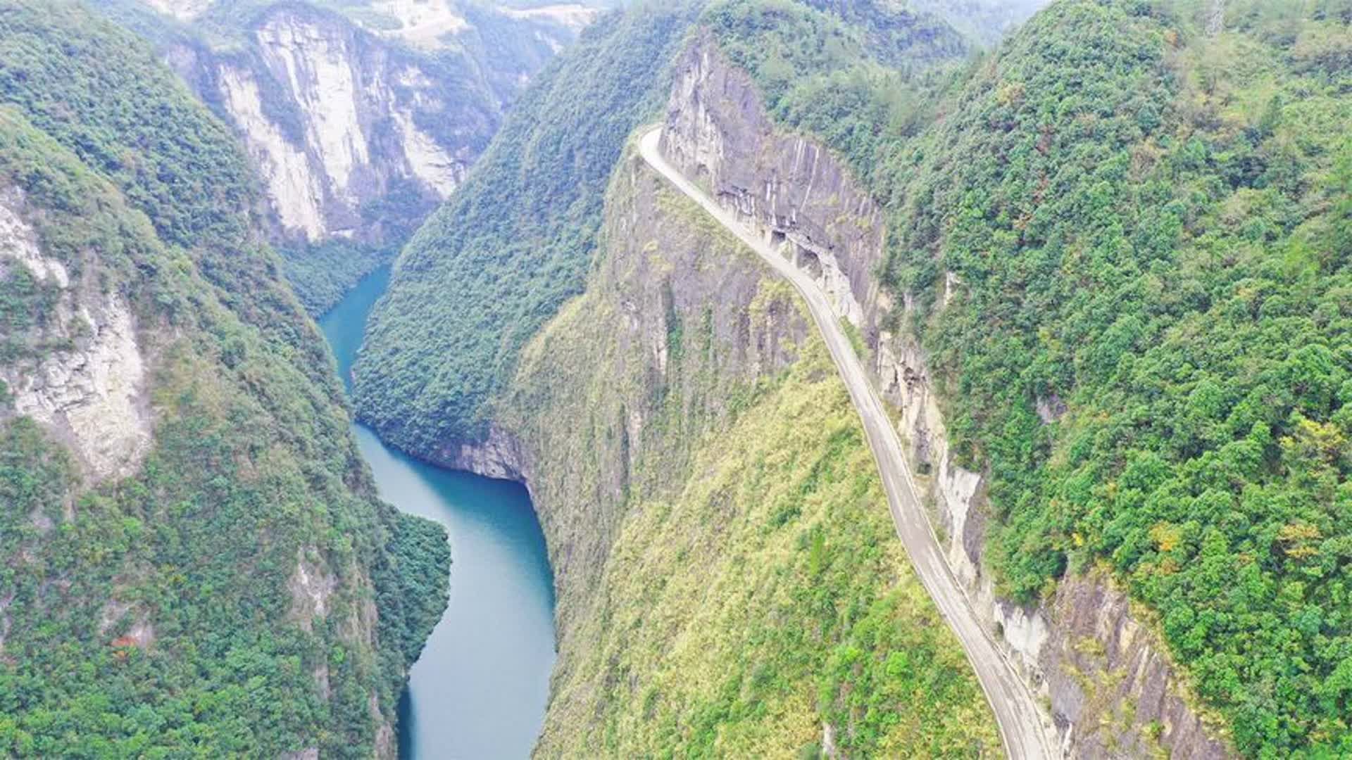 湖北发现一挂壁公路,60年前还是百米高悬崖,800人用6个月开凿的