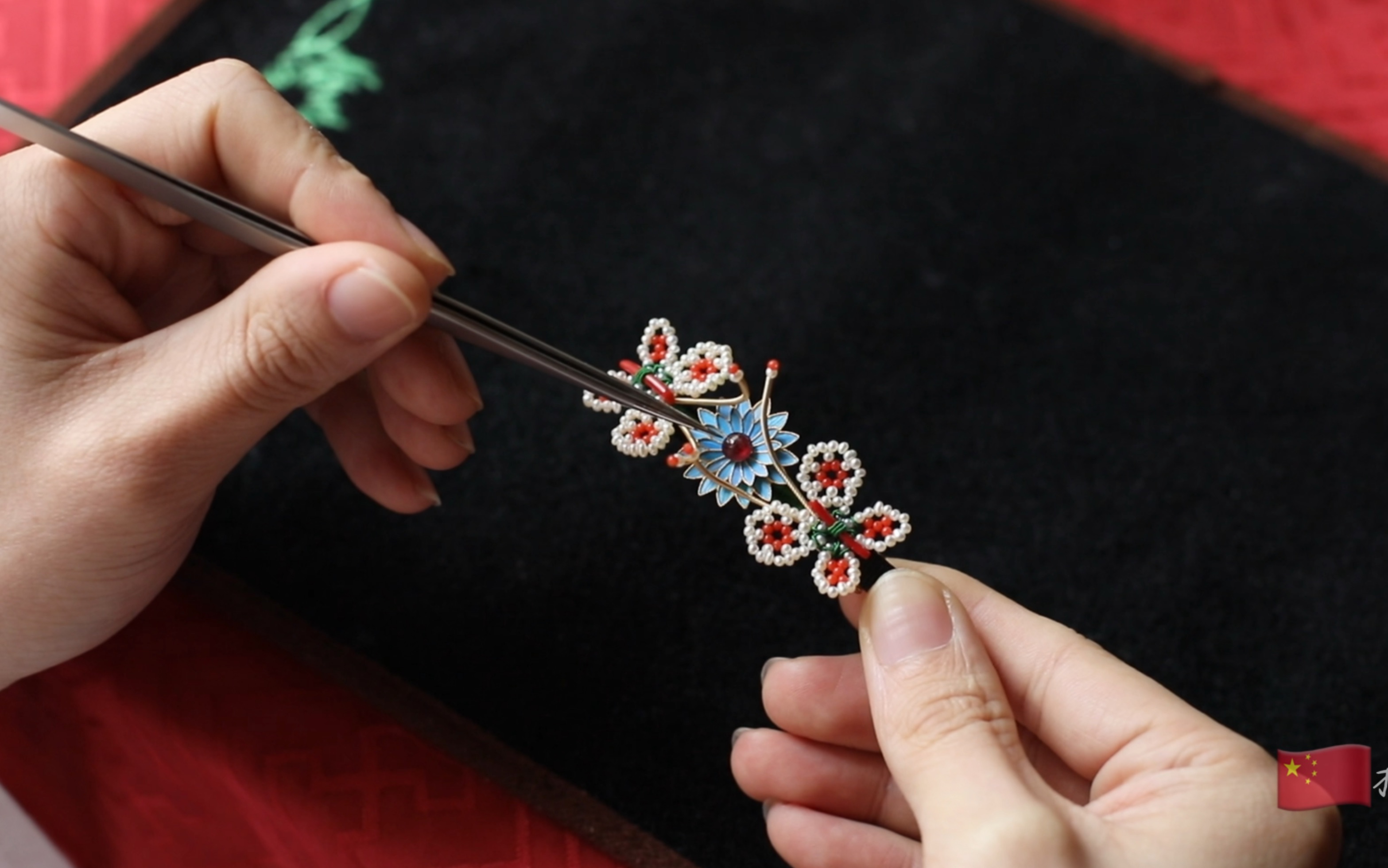 【花丝镶嵌 点翠 辑珠】三种传统工艺制作的发夹是什么样的?