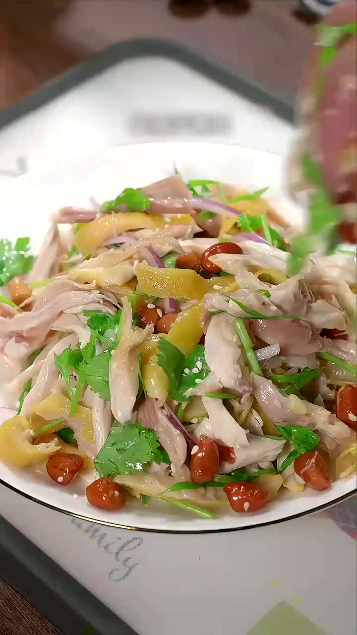 以后要是想吃盐焗手撕鸡,你就像我这样在家做.鲜嫩多汁特别好吃