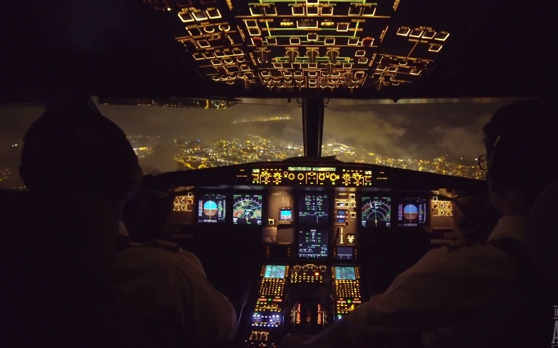 绝美夜景 驾驶舱视角尼斯机场进近全过程 稳稳落地