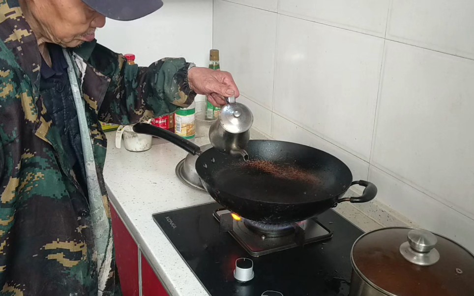 农村79岁爷爷做饭,普通的作料和食材,这样的饭菜我从小吃到大.