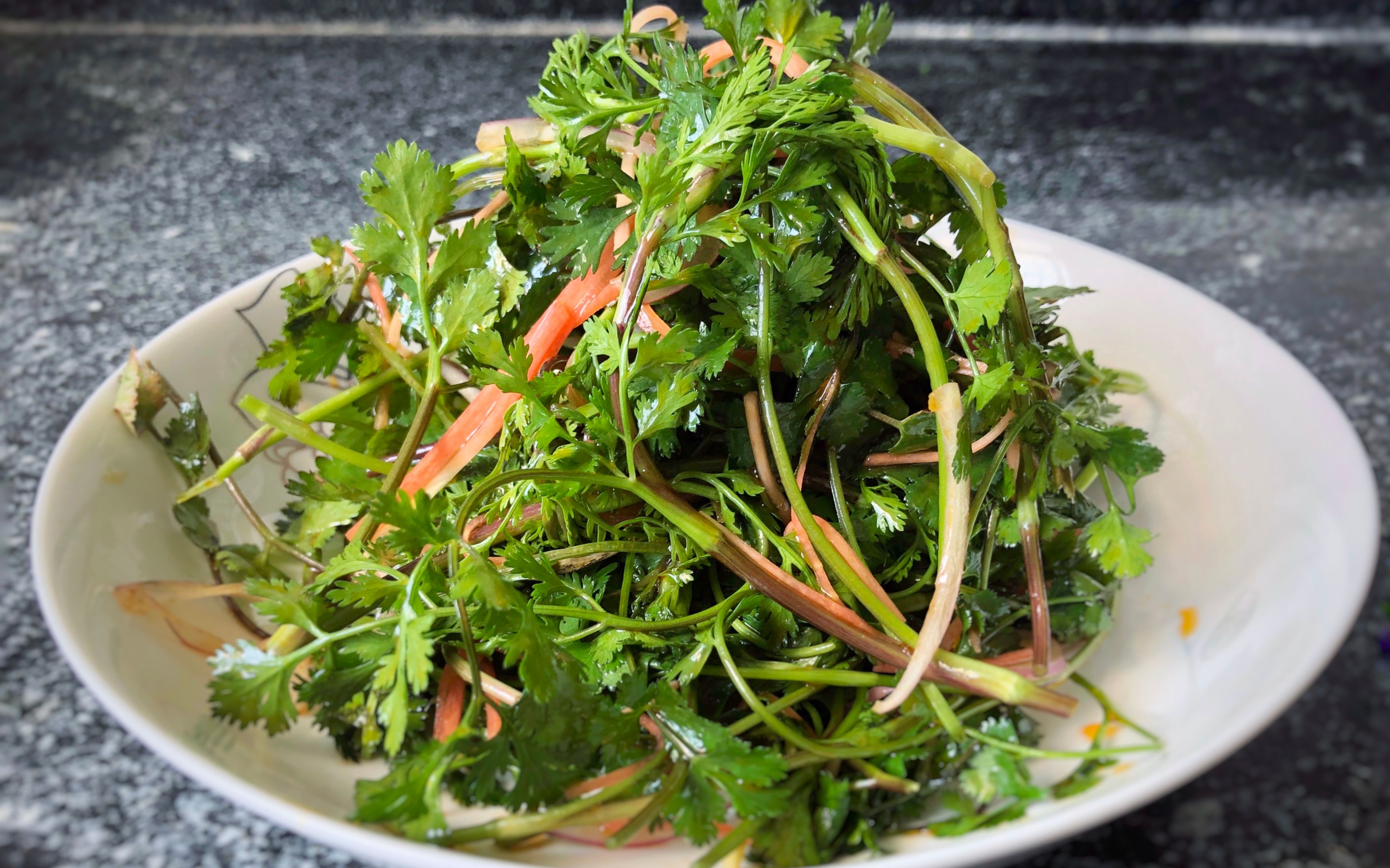 教你这道清爽的"凉拌香菜",简单的做法尽显凉菜本味,收藏了