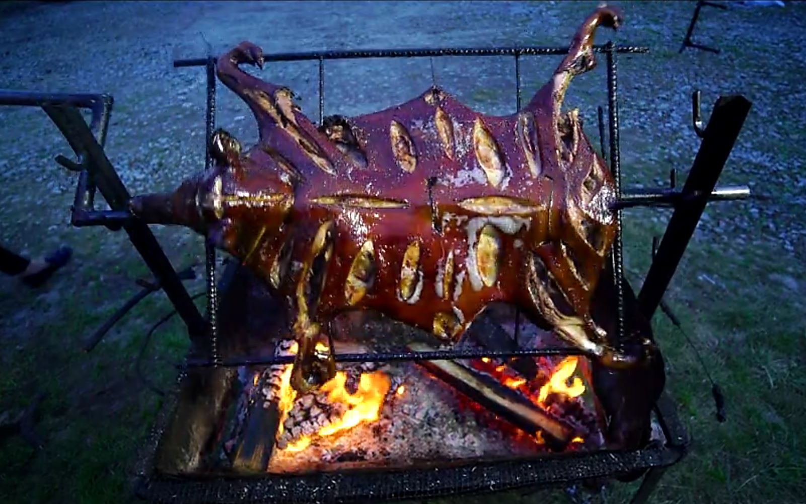 【匠心手作】川藏线路边烤得滋滋冒油的藏香猪