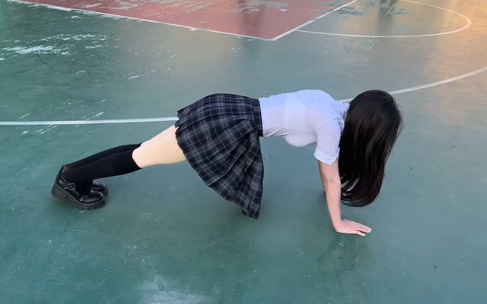美女挑战极限,疯狂俯卧撑