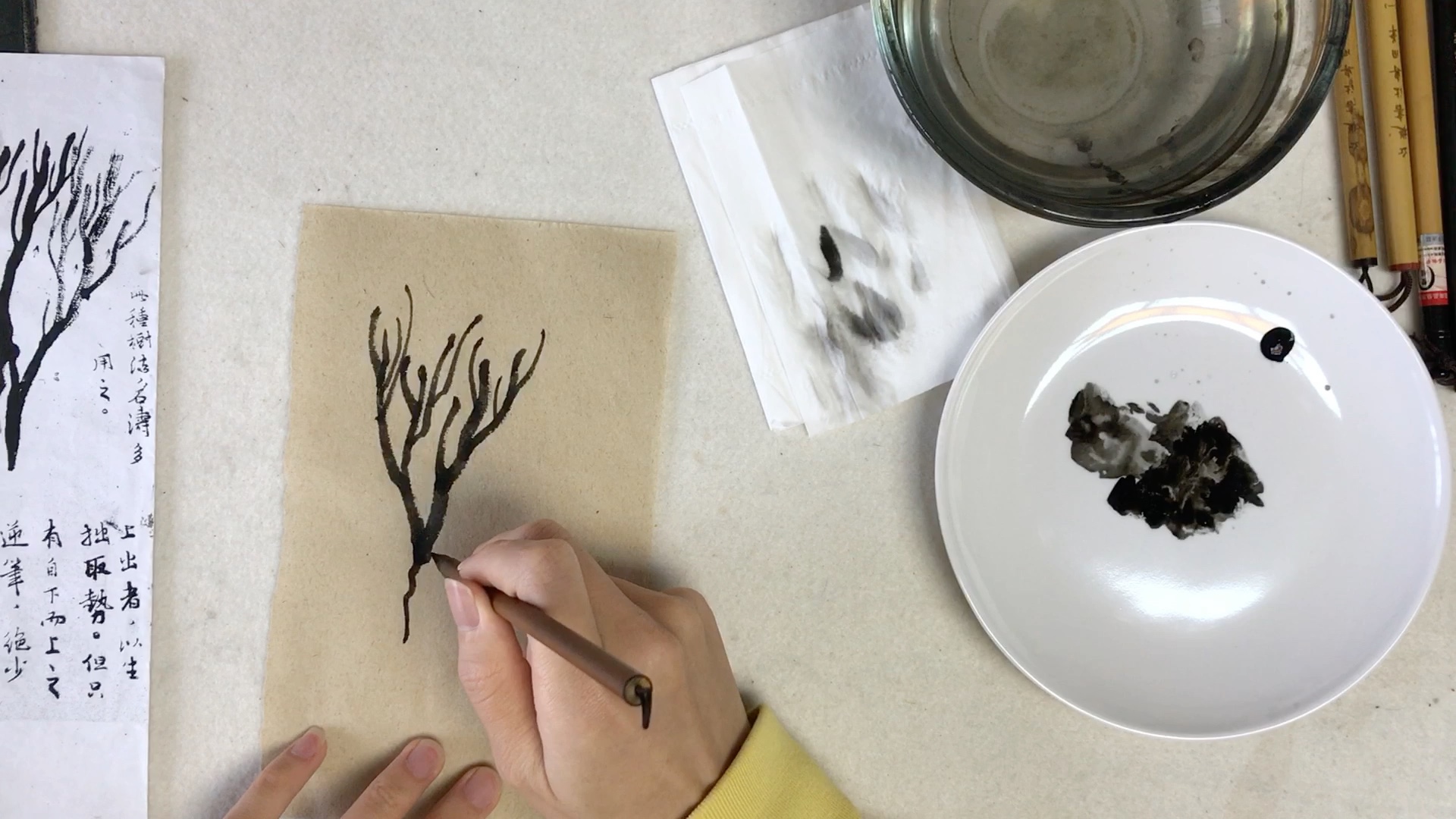 绘画过程中如何舔墨的问题,注意是用笔锋舔不是整根笔.