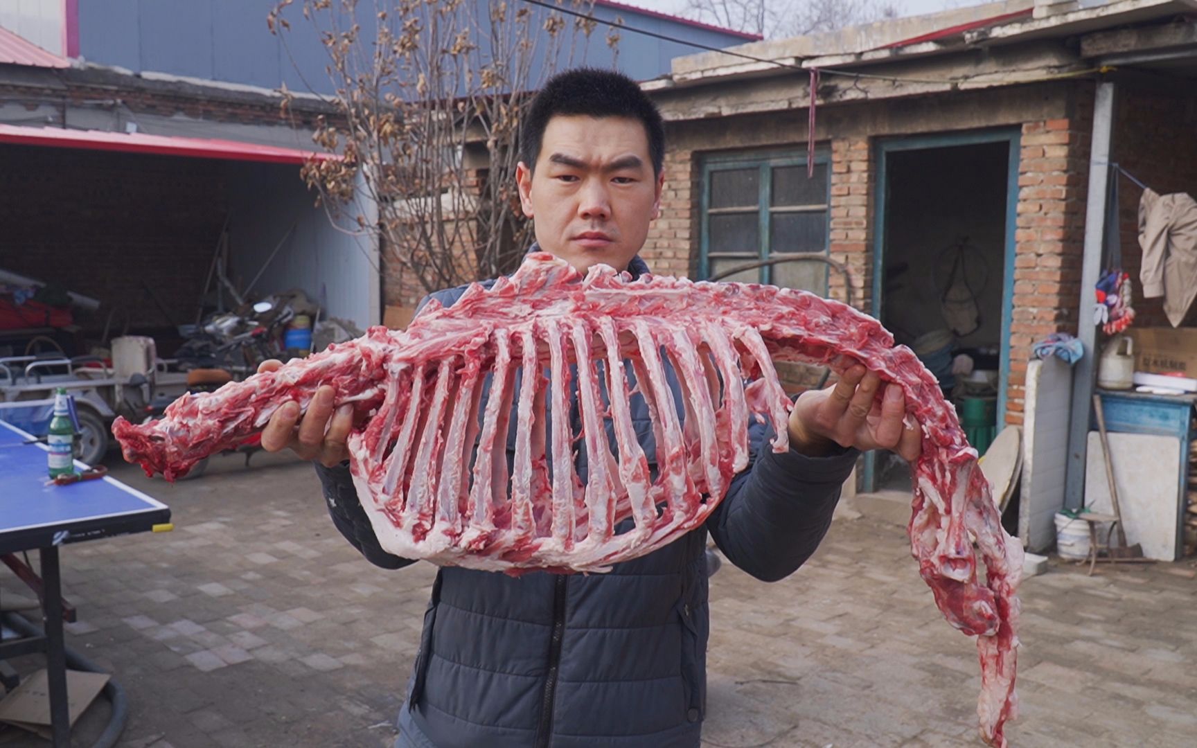 400块买整套羊架子吊汤仨小时冲碗羊肉泡馍吃味道名不虚传