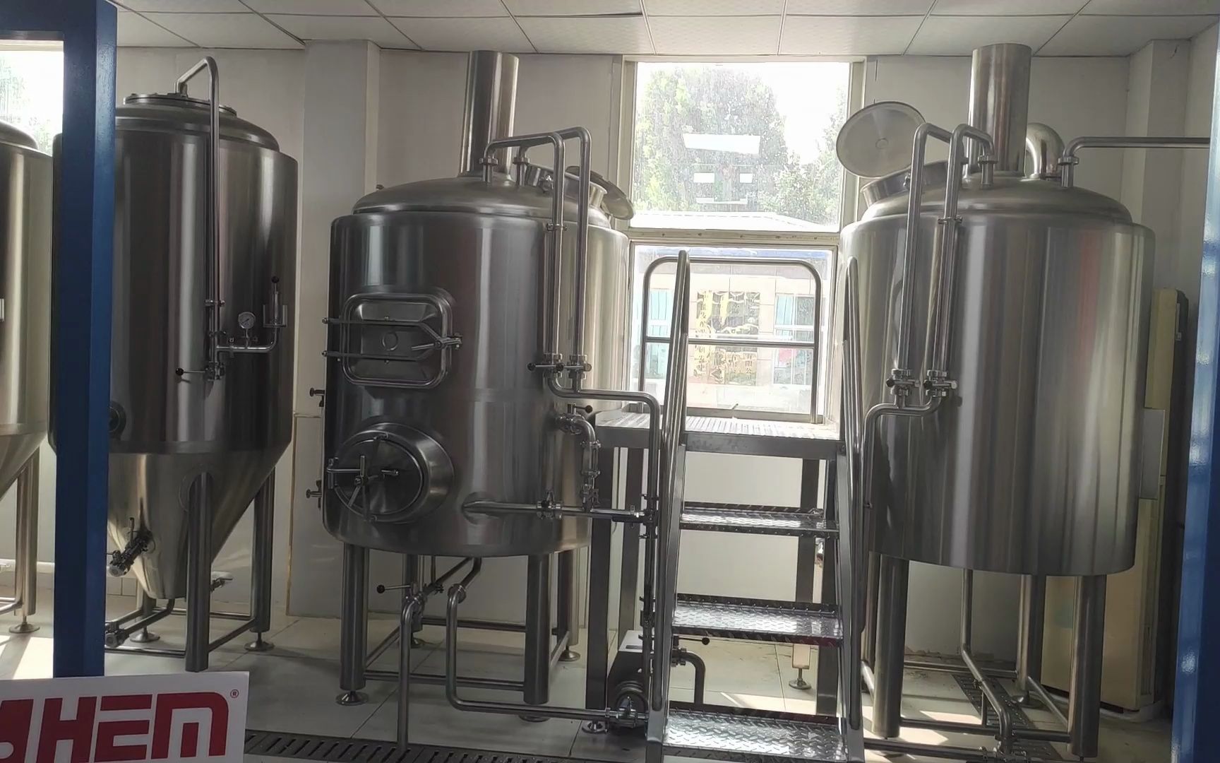 赫尔曼500l两体三器精酿啤酒设备源头厂家展示,适用于酒吧,啤酒屋等