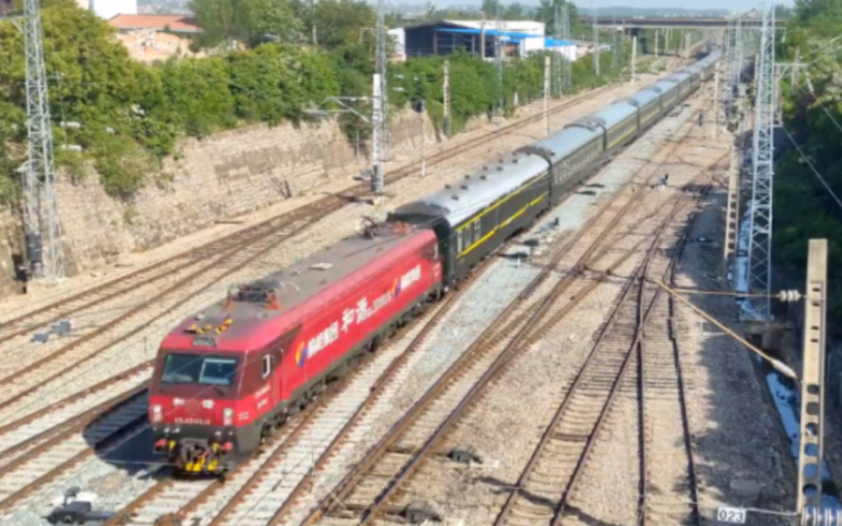 西局西段hxd3d0018牵引乌鲁木齐至鹰潭t305次通过京广铁路横店站