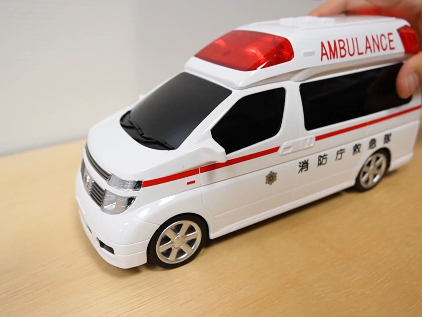 救护车微型车快跑!带警报器的斜坡行驶测试