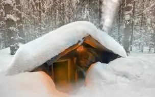 Скачать видео: 男人在西伯利亚雪原建造下沉式木屋庇护所，这才是荒野建造的天花板