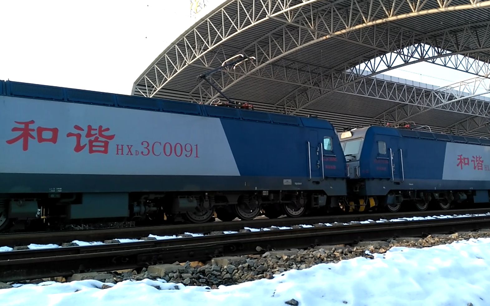 【雪中火车视频】k1237次列车亳州站五道发车,本务双机hxd3c负责阜阳