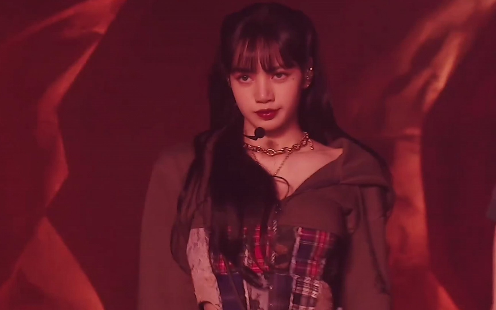 blackpinkplayingwithfire直拍lisa的造型好好看简直了