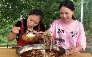 Скачать видео: 秋妹做姐姐最爱吃的水煮牛蛙，肉质鲜嫩，麻辣鲜香，越吃越过瘾