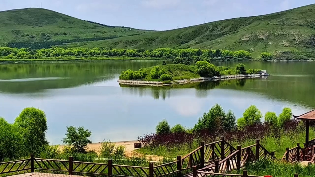 多伦湖景区,山青水秀,随手一拍便是美景!(袁丽鹏摄)