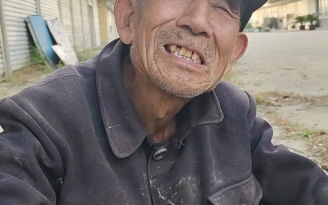 农村街头的拾荒老人回忆起贫穷的年代悄然落泪,用勤俭节约的品质生活