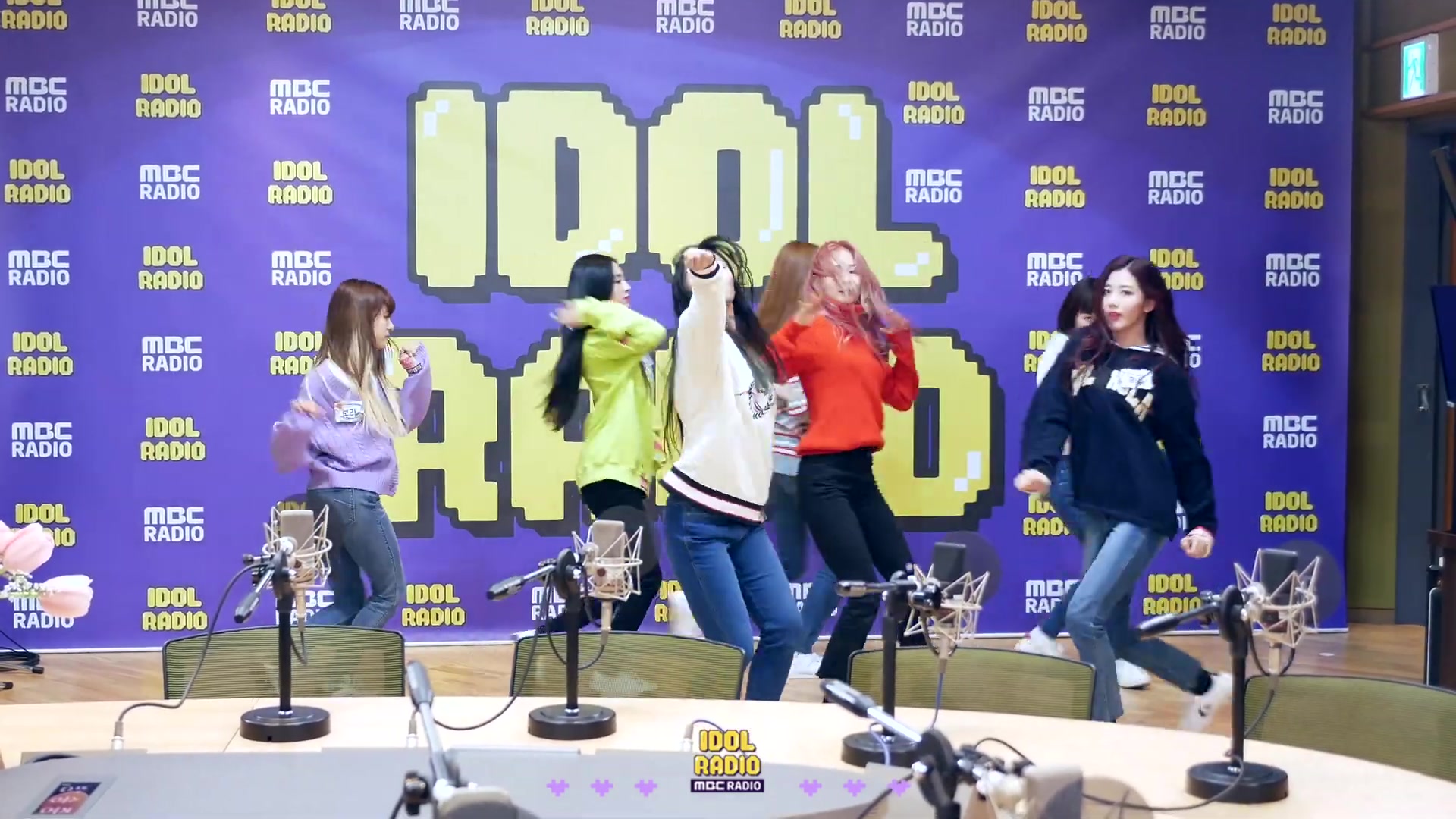 [图]樱桃子弹Cherry Bullet - Hands Up + 随机舞蹈 + 翻唱 泰妍Gravity live @ IDOL RADIO 200212