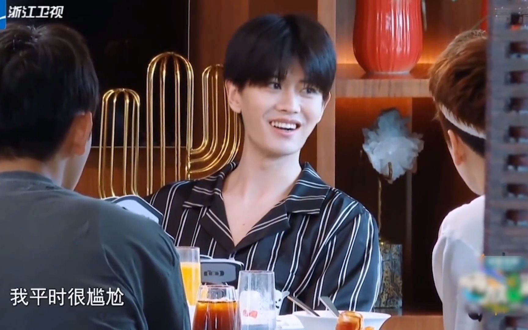 明星起床素颜对比,戚薇镜头前化妆太真实,任嘉伦素颜也太帅了吧