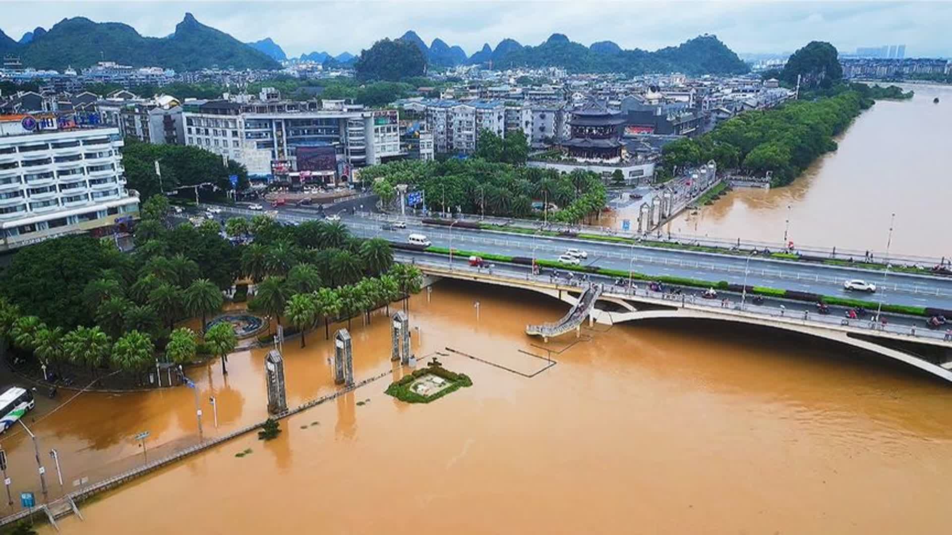 中国桂林,巨量超警戒洪水漫上公路,上午11点30分,现状令人惊讶