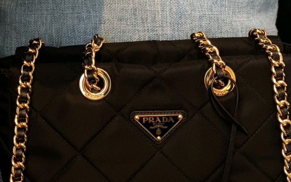 PradaChaine双链条菱格降落伞托特包,黑色防水尼龙面料搭配真金电镀皮穿链,复古风潮时尚不过气,可斜挎可单肩无敌百搭哔哩哔哩bilibili