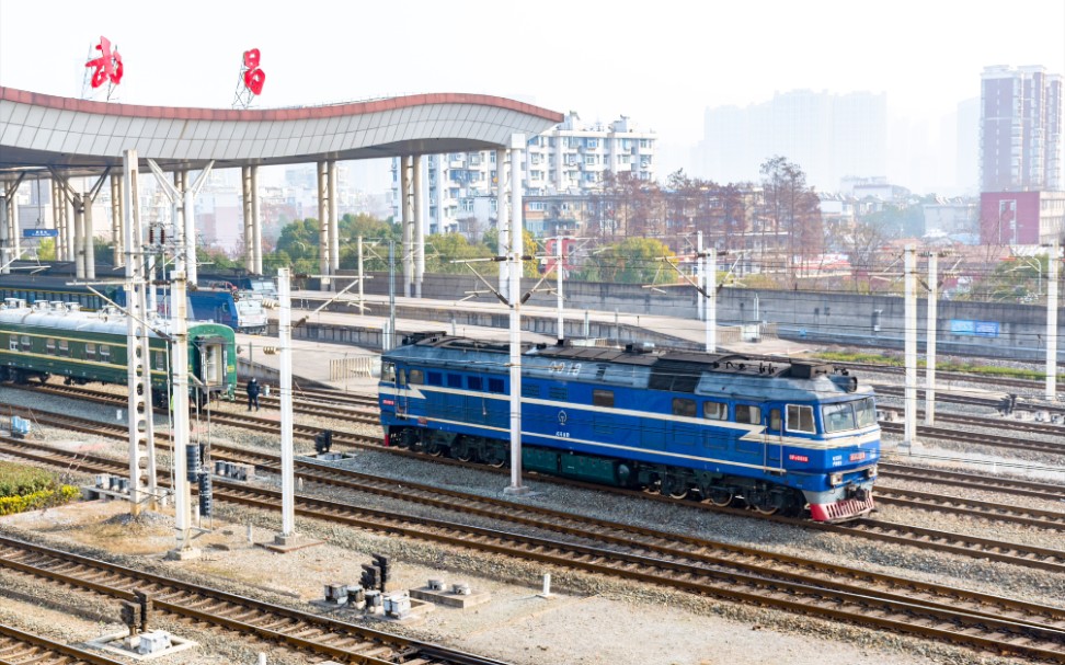 【铁路】武局南段df80018牵引工程车离开武昌站