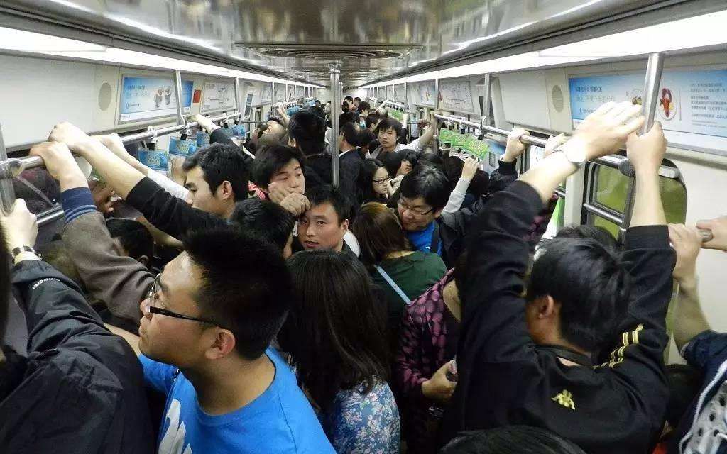 北京地铁拥挤的人群图片
