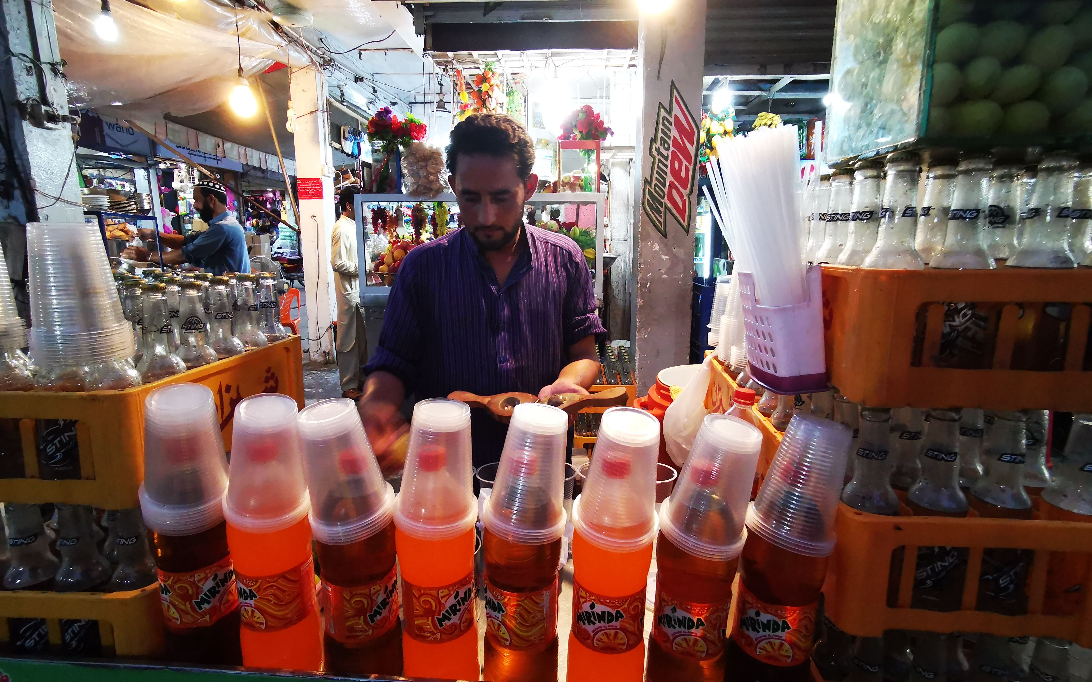 巴基斯坦玛莎拉柠檬水有点甜有点咸我先干为敬找厕所去了