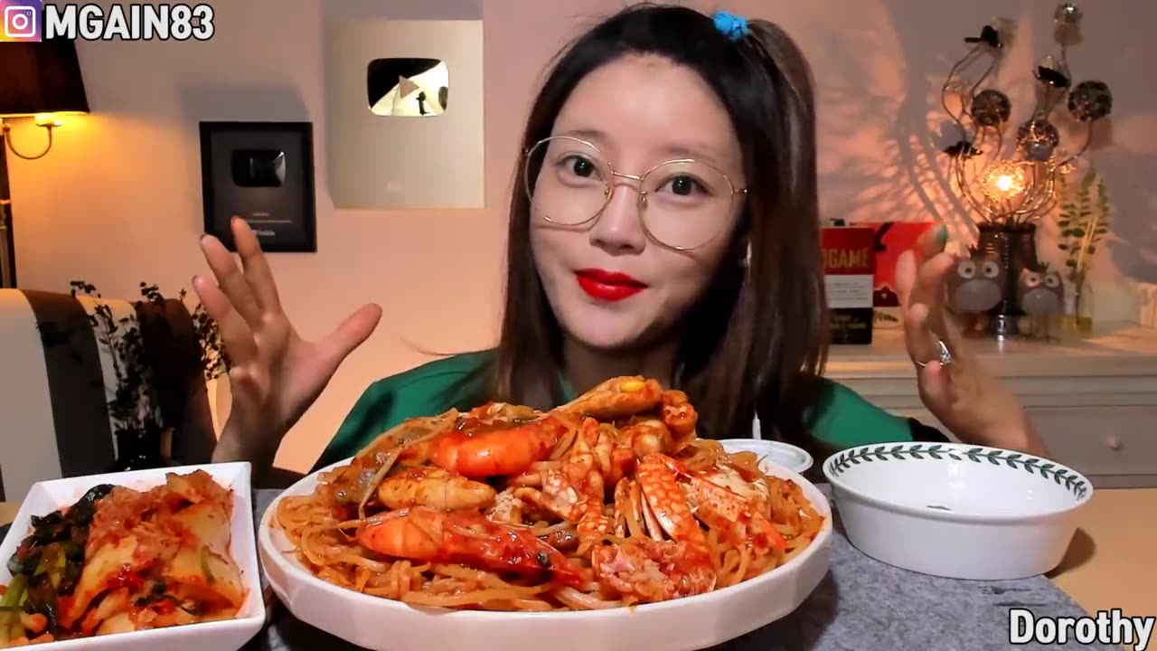 韩国女子大胃王吃播,吃海鲜意大利面配泡菜,看着就馋!