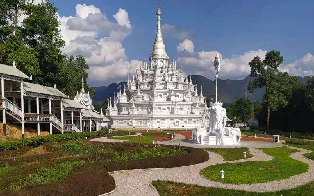 一个人在芒市的勐焕银塔景区游荡,体验异域风情的神秘文化_哔哩哔哩